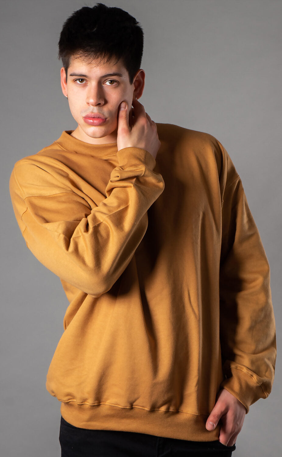 Modelo usando Polerón Patrick camel con lentes