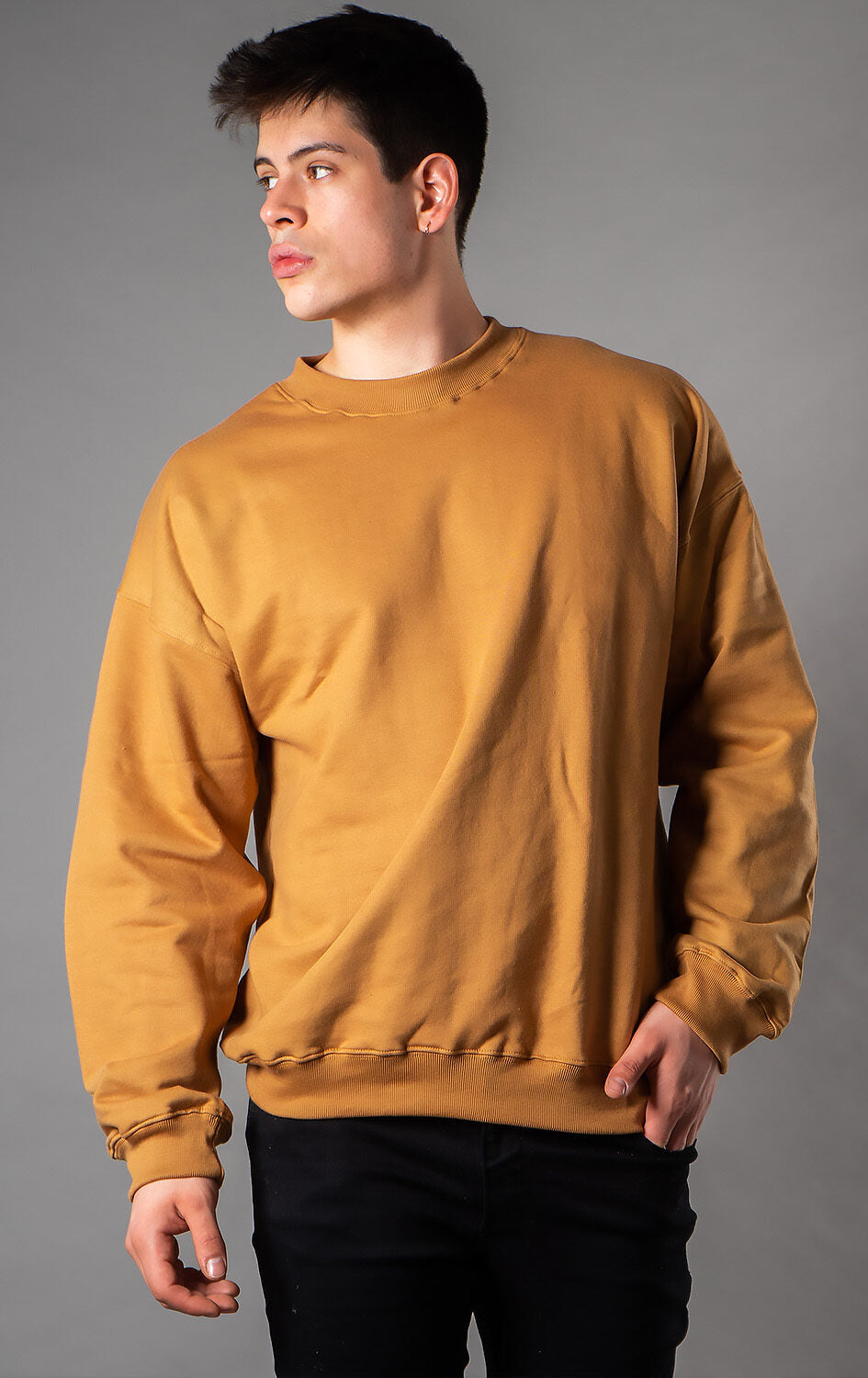 Modelo usando Polerón Patrick camel de cuello redondo