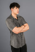 Modelo usando Camisa Roma gris oscuro con brillo escarcha plateada