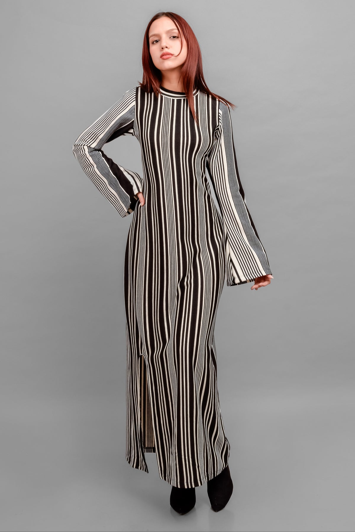 Vestido Victoria Cod502 de lanilla afranelada, negro y blanco a rayas, vista sentada