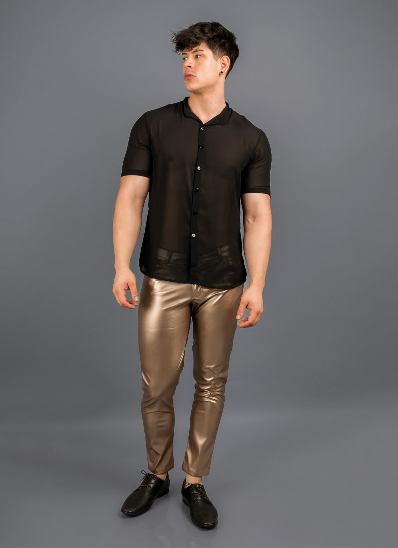 Camisa Praga negra con transparencias, manga corta y modelo masculino