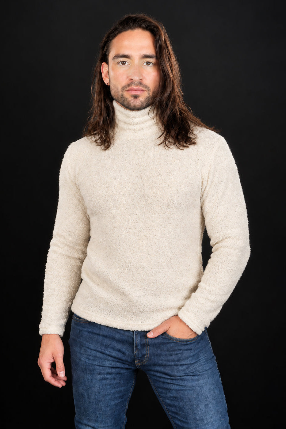 Modelo con beatle crema de cuello alto y textura afelpada
