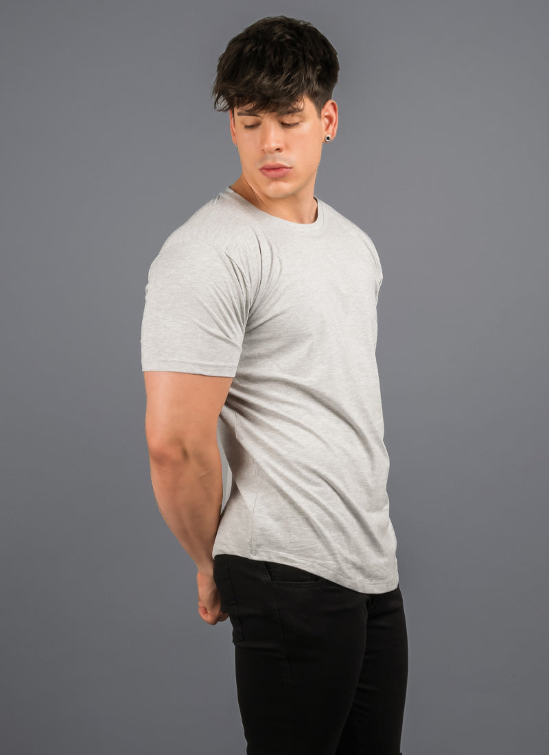 Modelo usando Polera Seul gris claro de algodón
