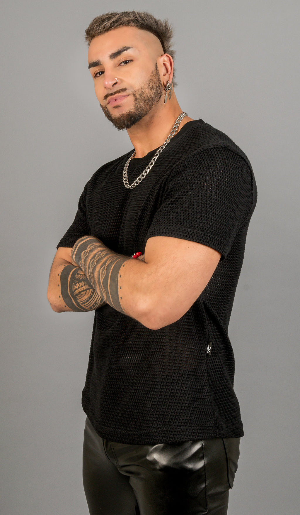 Segunda vista de Polera Santino negra de malla