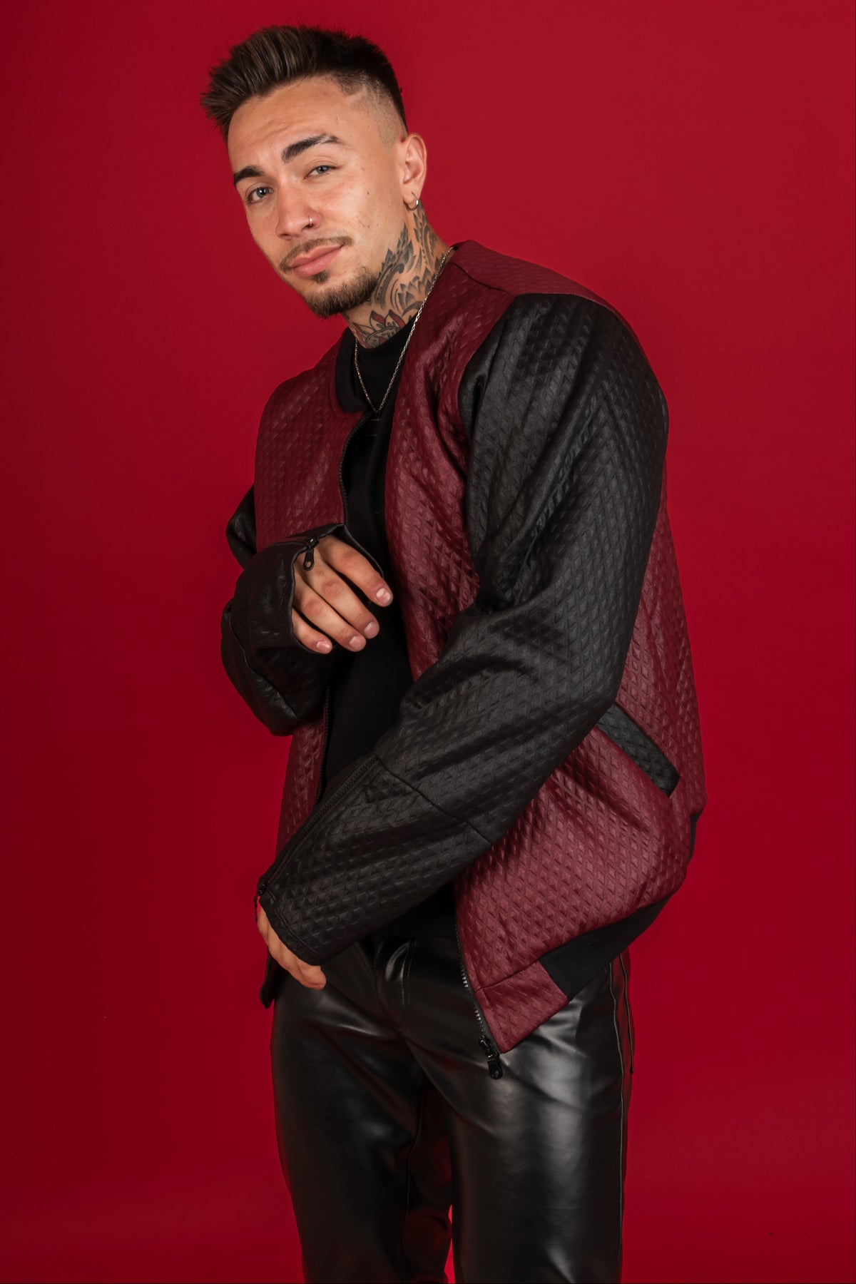 Chaqueta David Cod515 burdeo con mangas negras, vista frontal