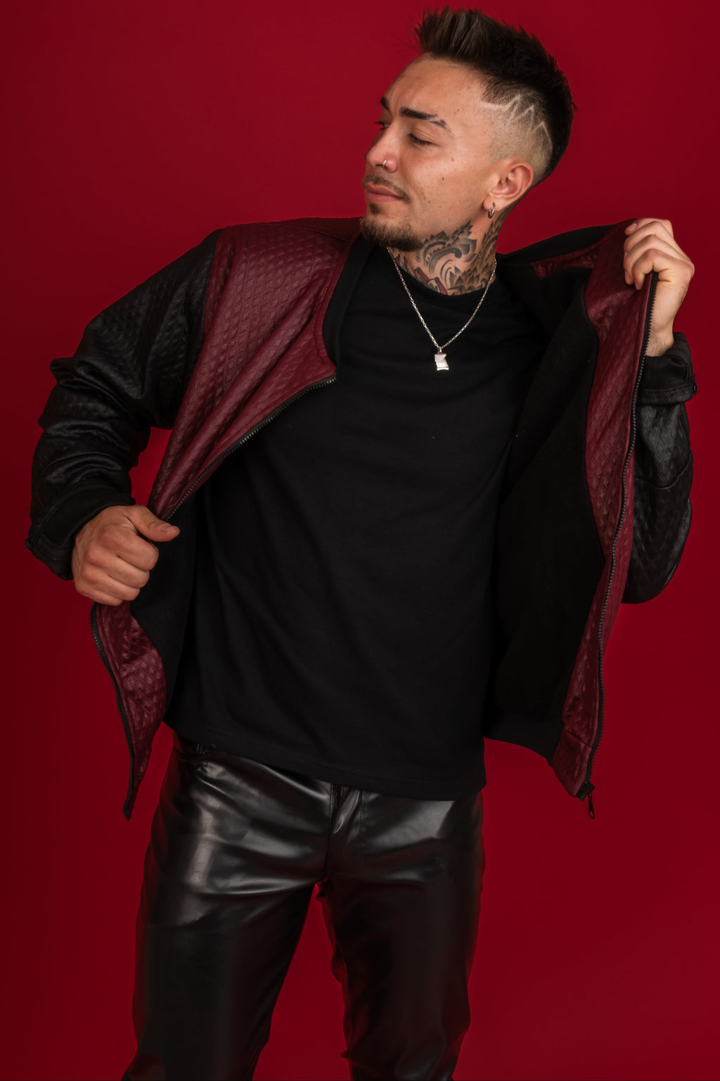 Chaqueta David Cod515 burdeo con mangas negras, vista abierta