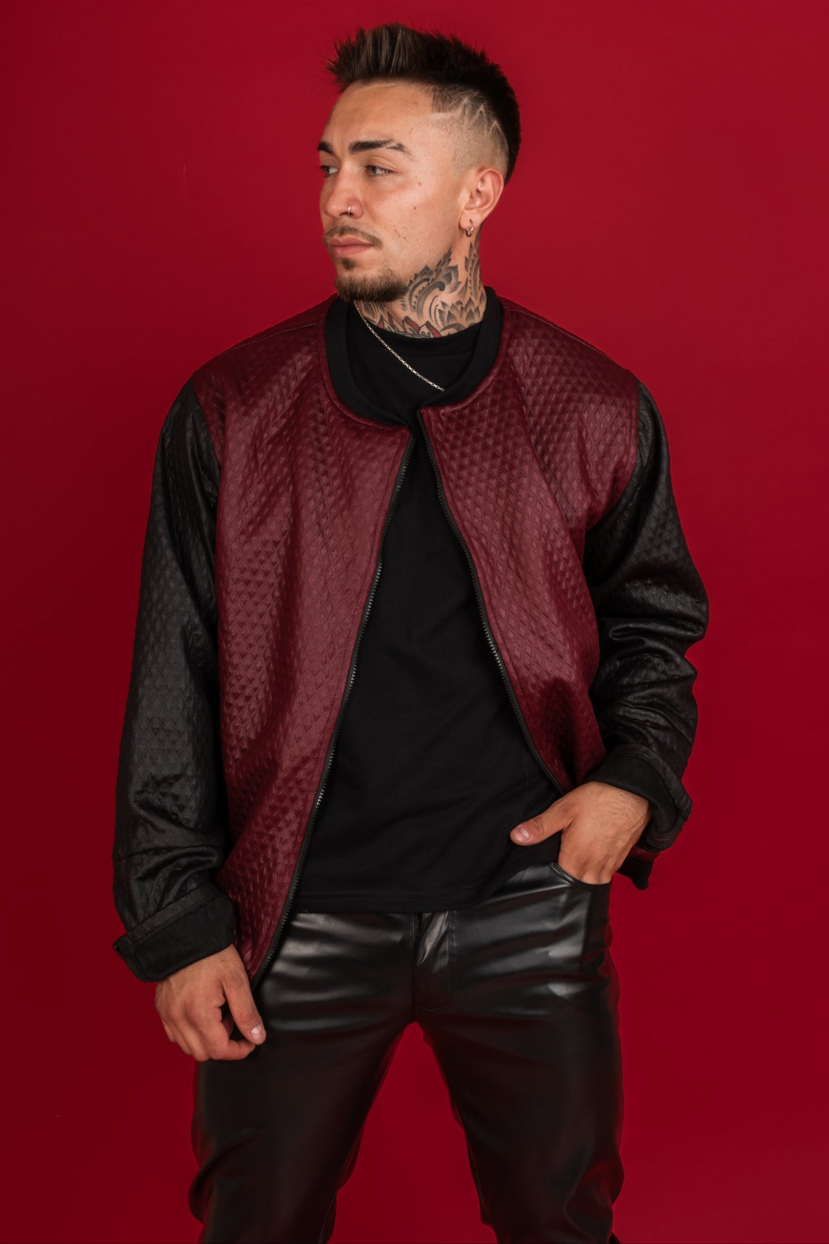 Chaqueta David Cod515 burdeo con mangas negras, vista frontal