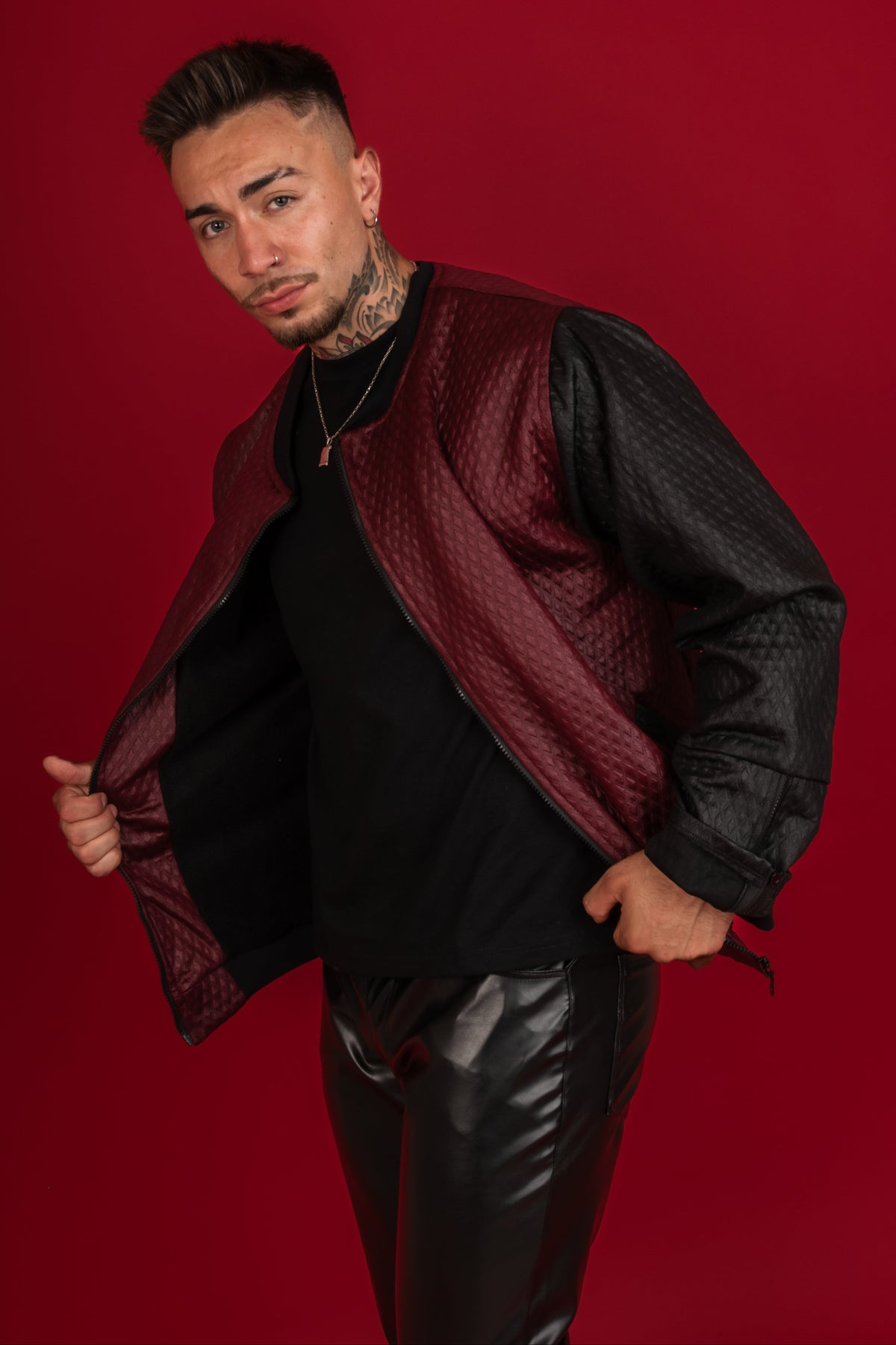 Chaqueta David Cod515 burdeo con mangas negras, vista lateral