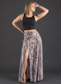 Falda maxi envolvente print pitón en tonos mocca y negro, con abertura lateral y cinta de amarre