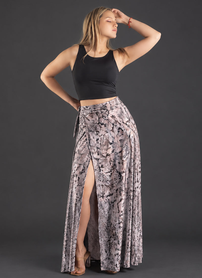 Falda maxi envolvente print pitón en tonos mocca y negro, con abertura lateral y cinta de amarre