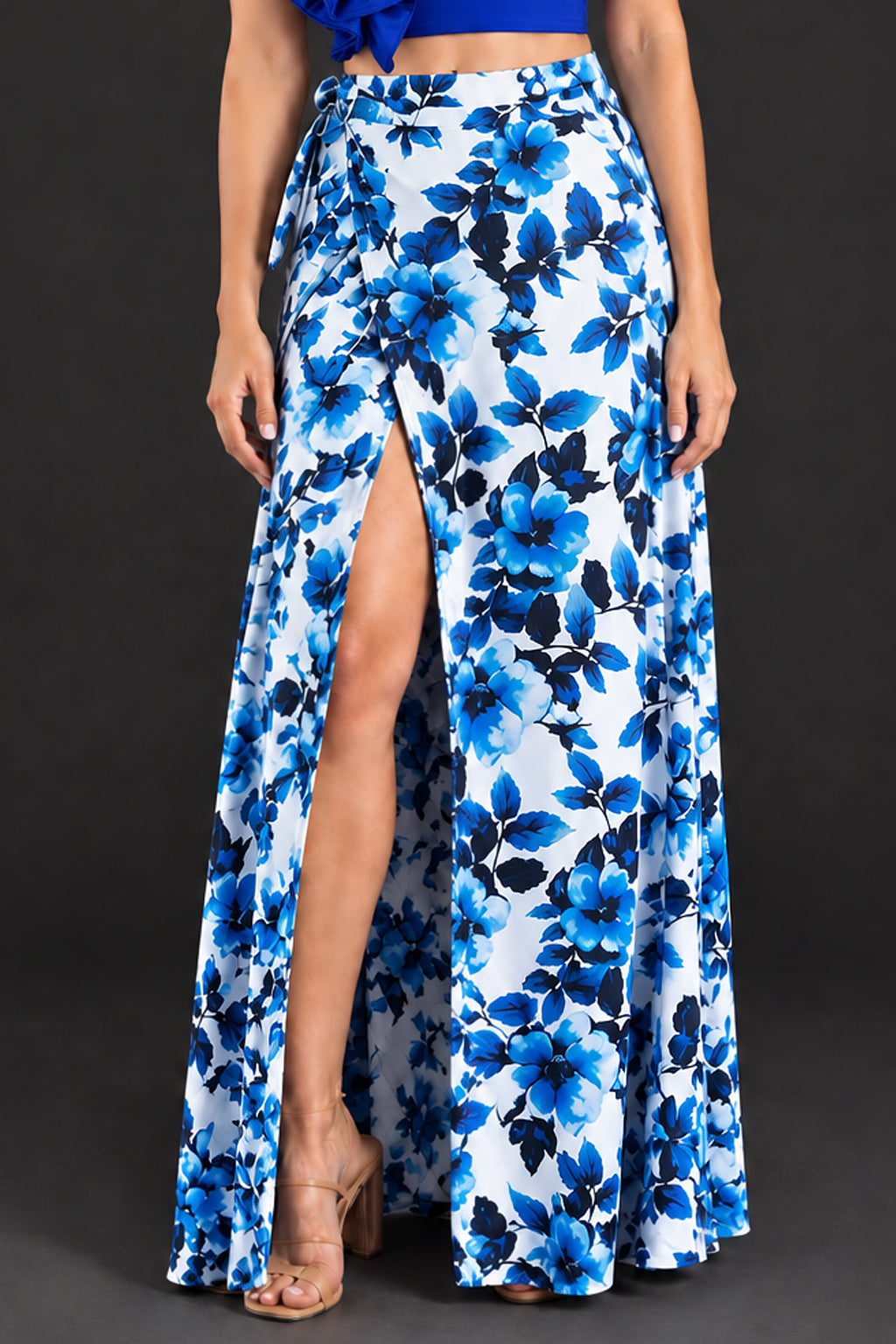 Falda maxi envolvente con estampado floral en tonos de azul, vista frontal con abertura lateral