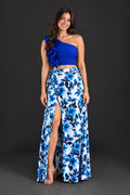 Detalle de la falda envolvente con estampado floral azul y abertura lateral
