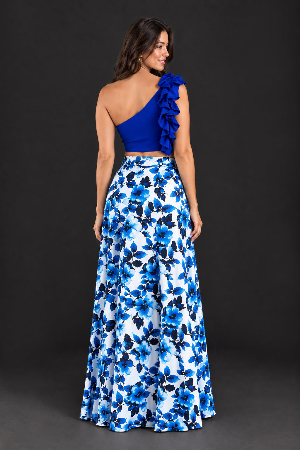 Falda maxi envolvente con estampado floral en tonos de azul, vista de espalda