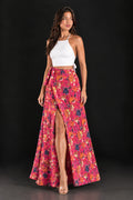 Falda maxi envolvente con estampado floral en tonos fucsia y rojo, vista de espalda