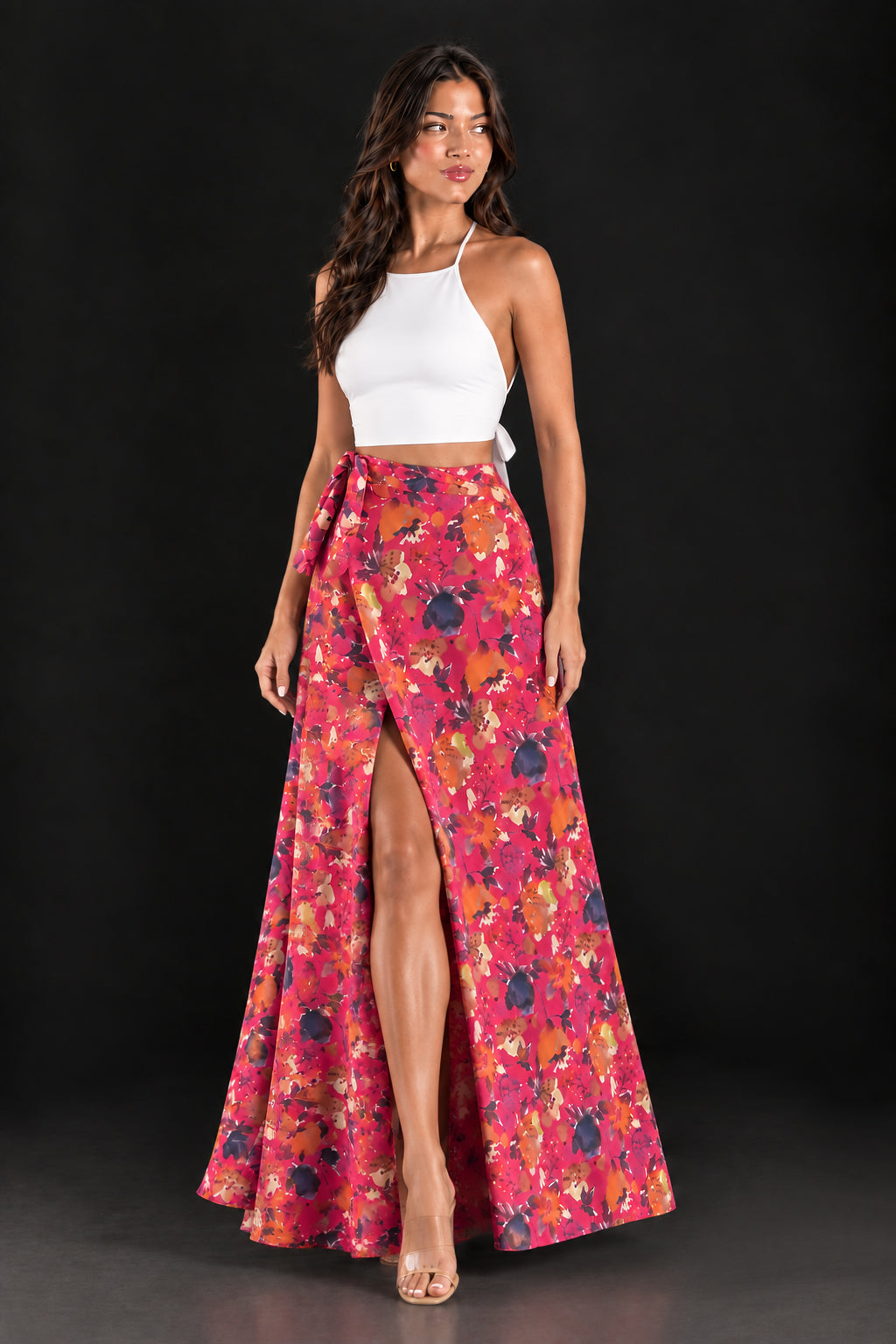Falda maxi envolvente con estampado floral en tonos fucsia y rojo, vista de espalda