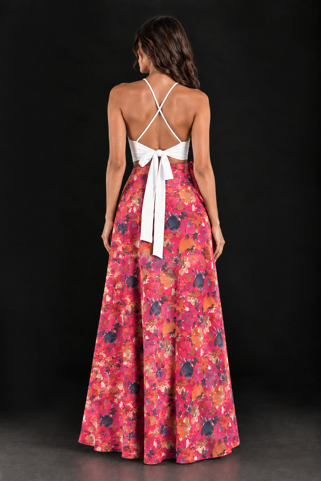 Falda maxi envolvente con estampado floral en tonos fucsia y rojo, vista frontal con abertura lateral