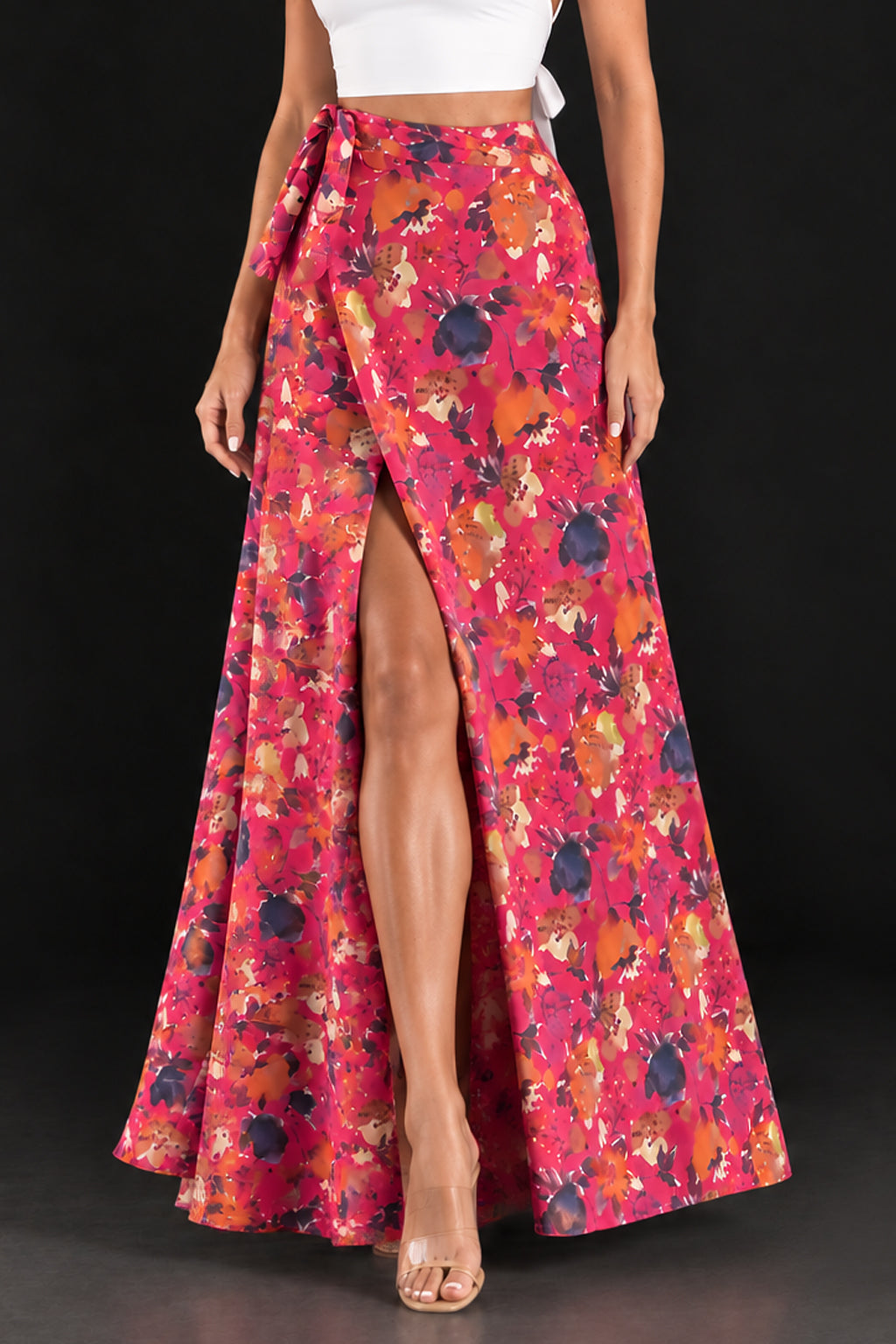 Detalle de la falda envolvente con estampado floral fucsia y abertura lateral