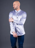 Modelo usando Camisa Dubai de Satín plateado manga larga