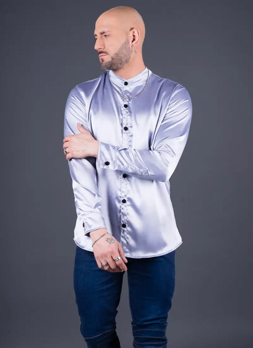 Modelo usando Camisa Dubai de Satín plateado manga larga