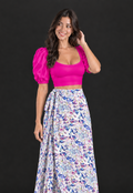 Modelo con polera fucsia de manga globo y escote cuadrado