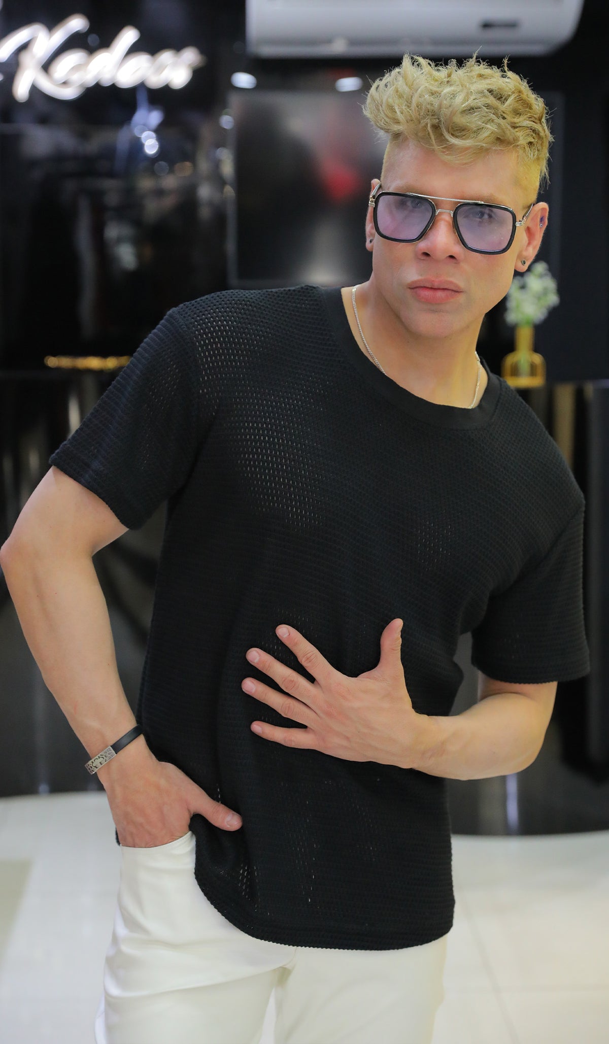 Modelo usando Polera Santino negra de malla oversize