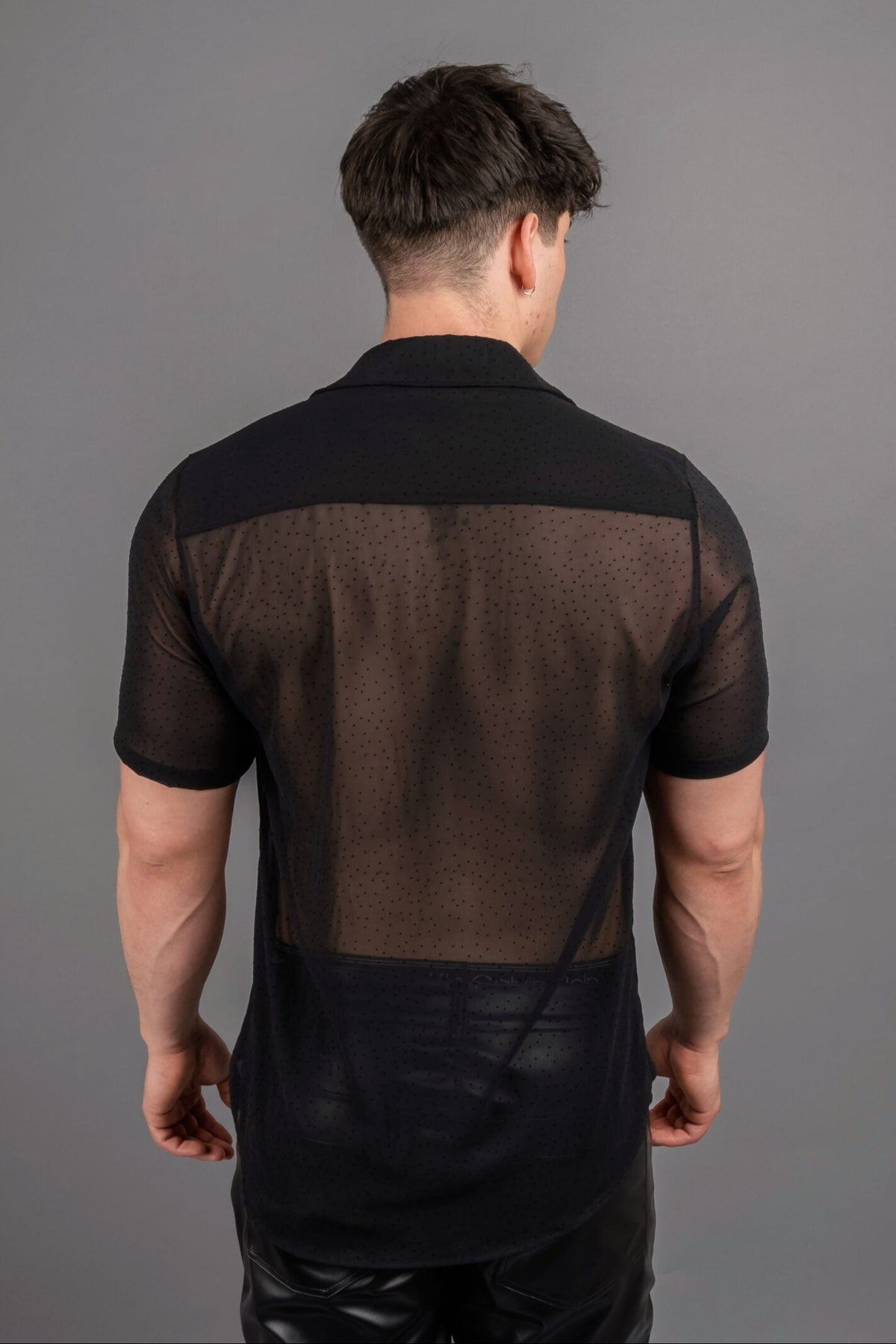Vista frontal de Camisa Roma negra de manga corta