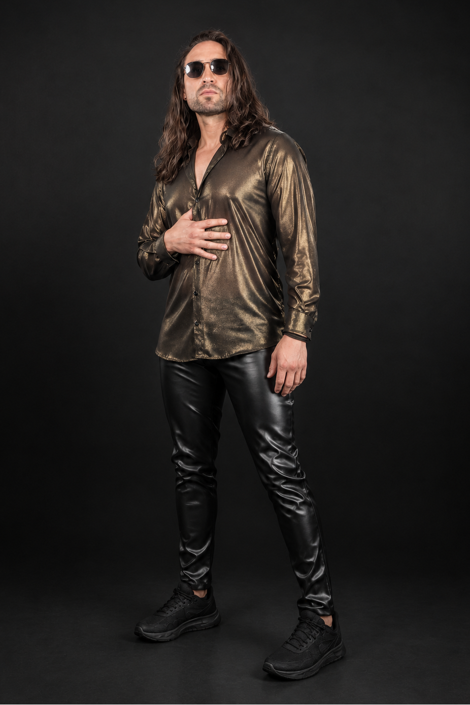 Camisa metálica, foto de cuerpo completo 