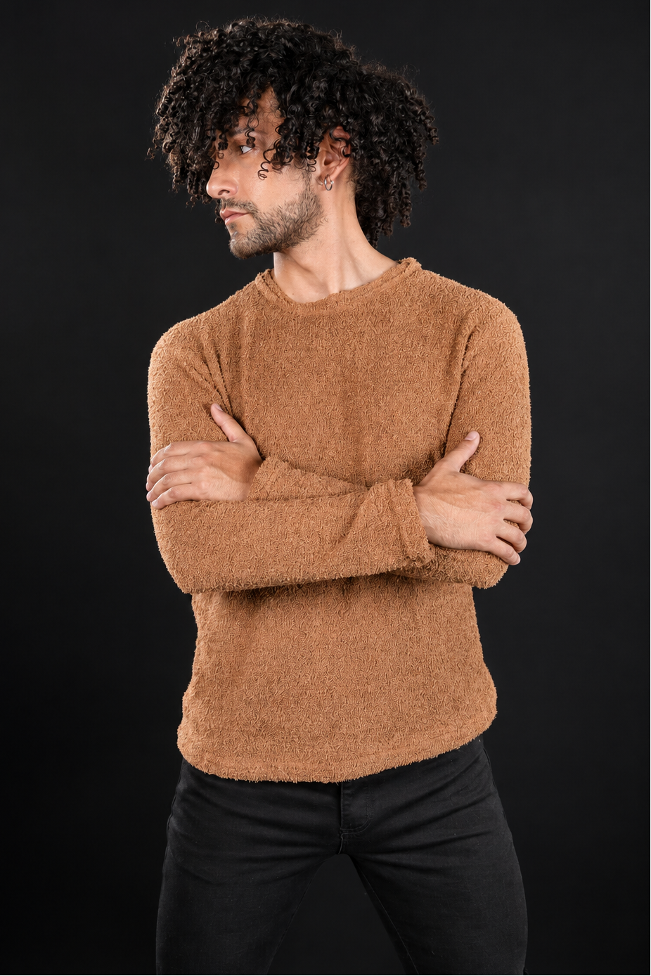 Modelo con Suéter Renzo café de cuello redondo y textura afelpada