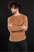Modelo con Suéter Renzo café de cuello redondo y textura afelpada