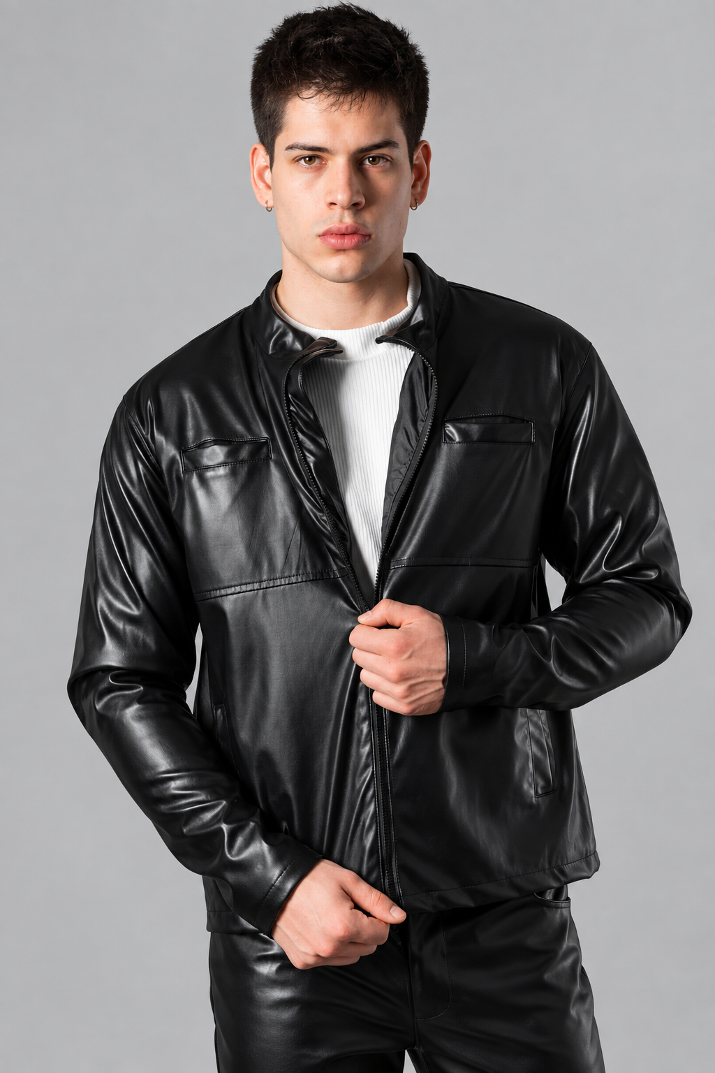 Chaqueta Jael Cod505 negra de ecocuero, fotografía de estudio mejorada